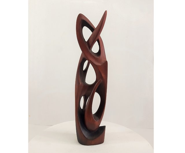 ヴィジョン。抽象的な置物、高さ31 cm、手彫りの木の彫刻 ショップ WoodStatuette 人形・フィギュア Pinkoi