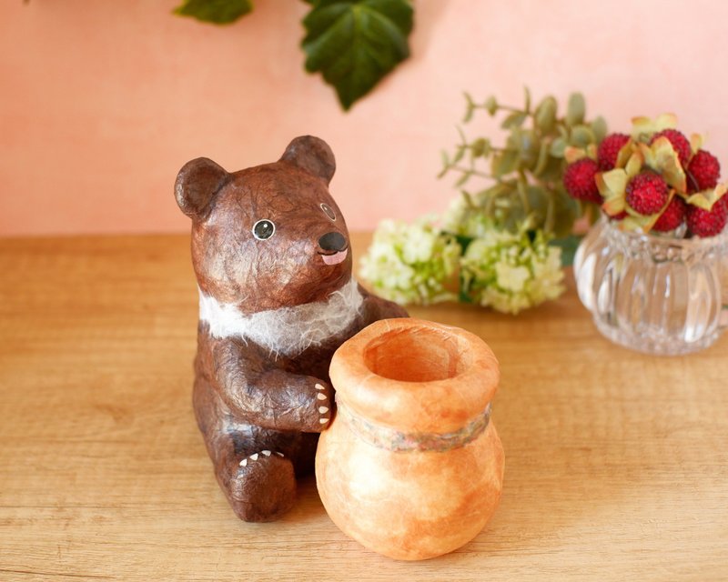 Figurine of a bear holding a jar Brown bear Pen holder Flower vase Washi paper decor - ของวางตกแต่ง - วัสดุอื่นๆ สีนำ้ตาล