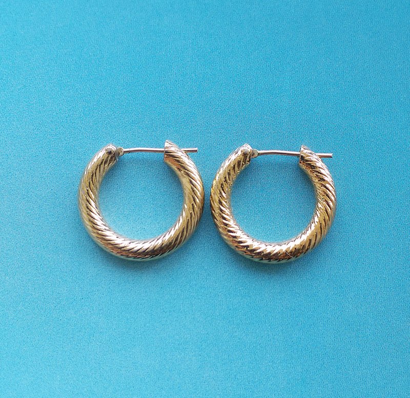 Vintage Jewelry 西洋古董飾品 細緻金刷紋 小巧 小C圈 針式耳環 - 耳環/耳夾/耳骨夾 - 其他材質 白色
