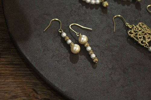 生生蔓 :: 復古黃銅手作飾品 .vintage accessories 珍珠漾單束銅花 不對襯耳環