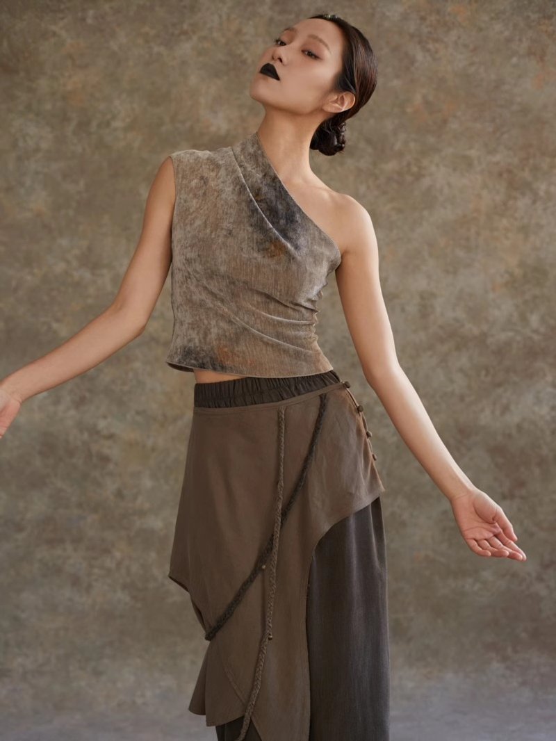 Exotic Chinese medicine dyed off-shoulder pleated vest - เสื้อกั๊กผู้หญิง - วัสดุอื่นๆ หลากหลายสี