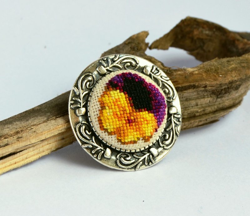 三色堇花刺繡圓形胸針十字繡黃色黑色首飾手工製作的女士花卉禮物 - 胸針 - 繡線 黃色