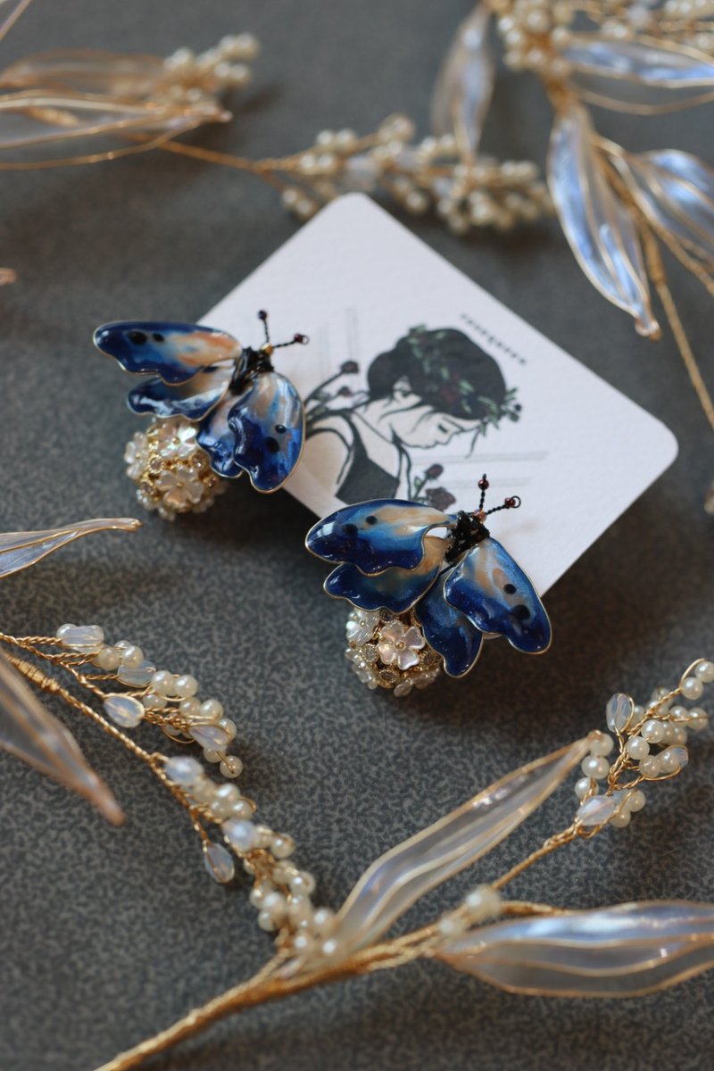 Hand-painted Butterfly Moth Freshwater Pearl Flower Ball Crystal Flower Resin Earrings - ต่างหู - เรซิน สีม่วง