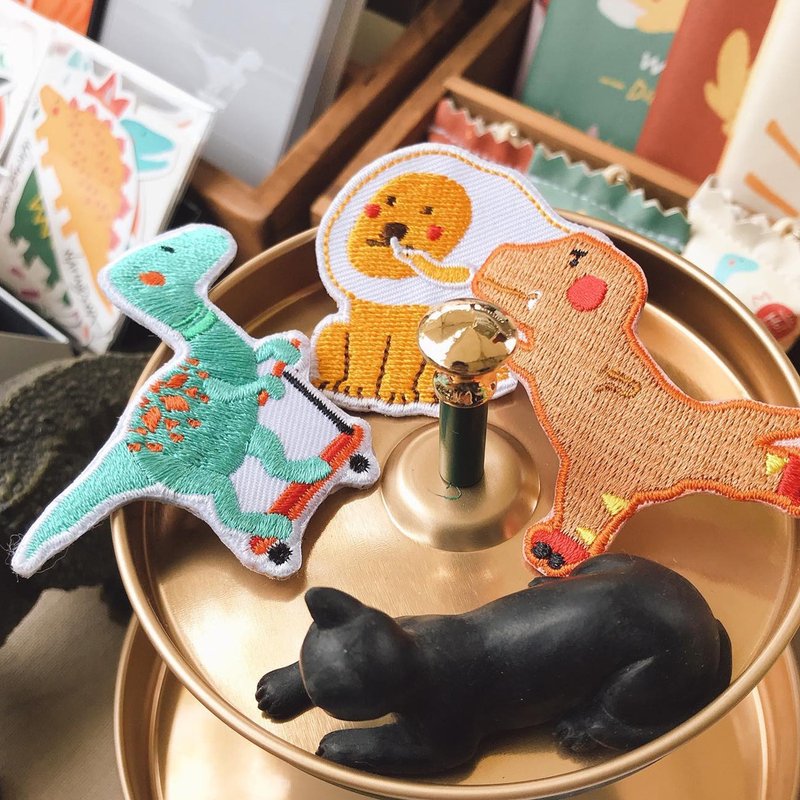 溜冰啊暴刺繡胸針與燙貼繡片 - 胸針 - 繡線 橘色