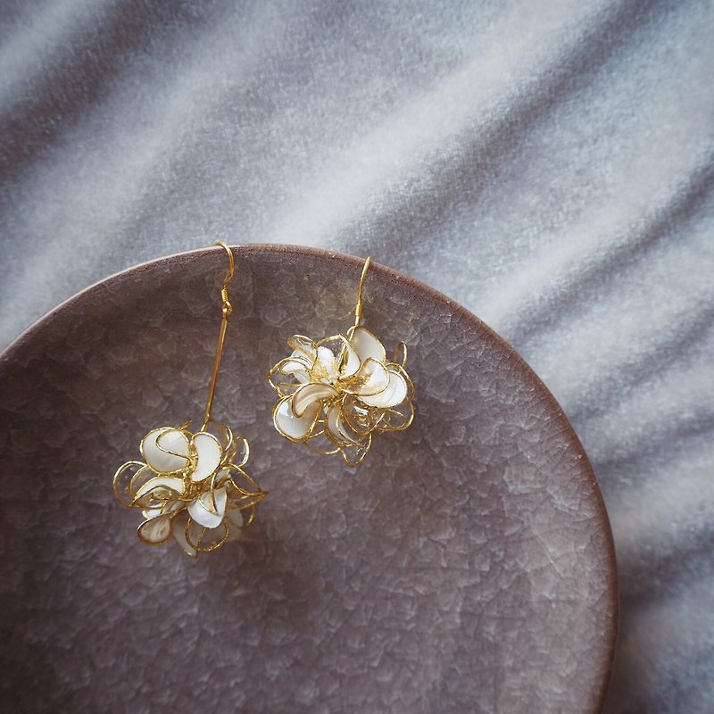 Golden sand flower ball pendant type asymmetric resin earrings - Earrings & Clip-ons - Resin Gold