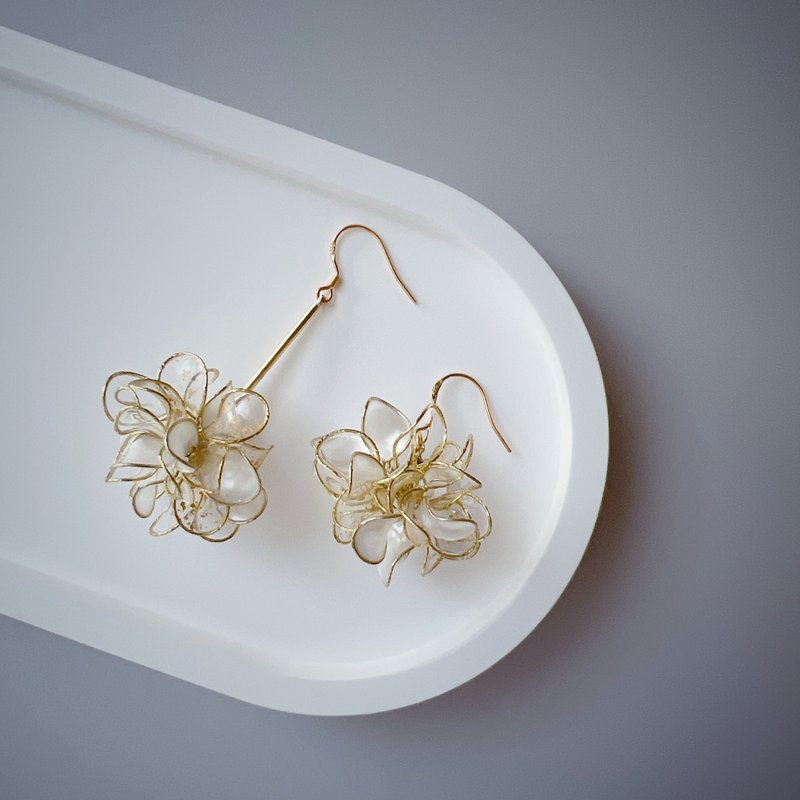 Golden sand flower ball pendant type asymmetric resin earrings - Earrings & Clip-ons - Resin Gold