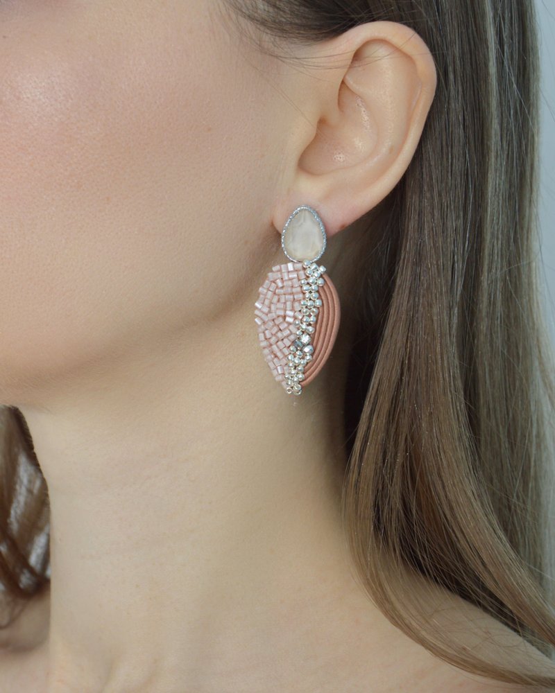 Earrings Simeiz with crystals in sand colour - 耳環/耳夾/耳骨夾 - 其他材質 藍色