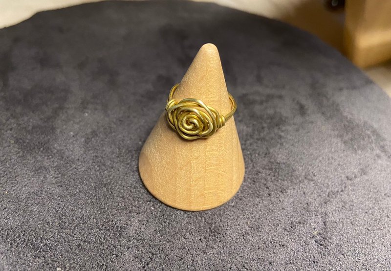 Bronze rose braided ring - แหวนทั่วไป - โลหะ สีทอง