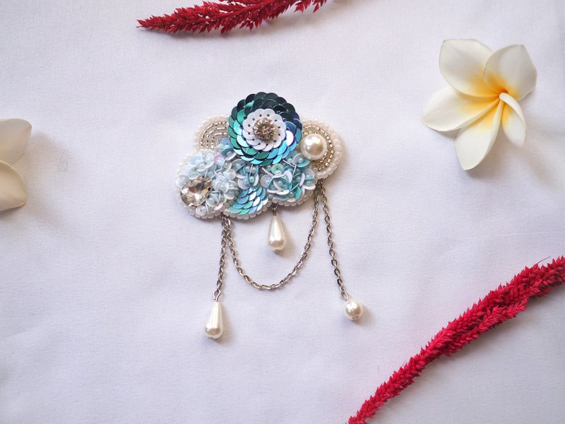 Blue Cloud brooch with teardrop beads,Embroidery brooch, Cloud pin, hijab brooch - 胸針 - 繡線 藍色