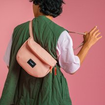 Pacsafe GO | 5 層セキュリティ 盗難防止 外出先での盗難防止 拡張可能なクロスボディ バッグ 4.5L ローズ ピンク