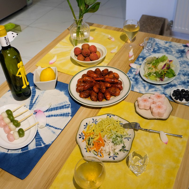 Blue and yellow tie-dye placemats shipped from Taiwan - ผ้ารองโต๊ะ/ของตกแต่ง - ผ้าฝ้าย/ผ้าลินิน สีเหลือง