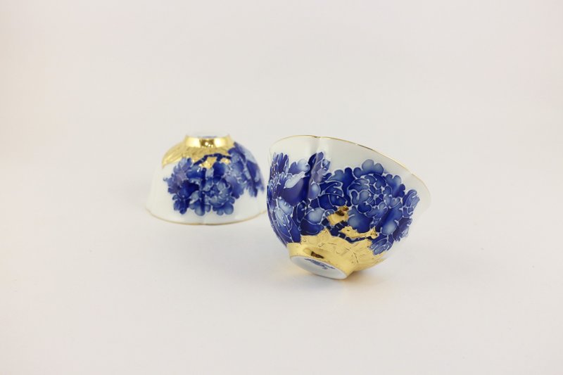 Pure hand-painted teacups-partial gilt peony pair cups (Xiaoguikou cups)-blue and white - ถ้วย - เครื่องลายคราม สีน้ำเงิน