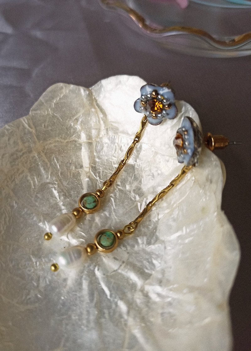 [Limited Edition] Small Flower Pearl Long Chain Earrings Natural Stone Freshwater Pearls - ต่างหู - ทองแดงทองเหลือง หลากหลายสี