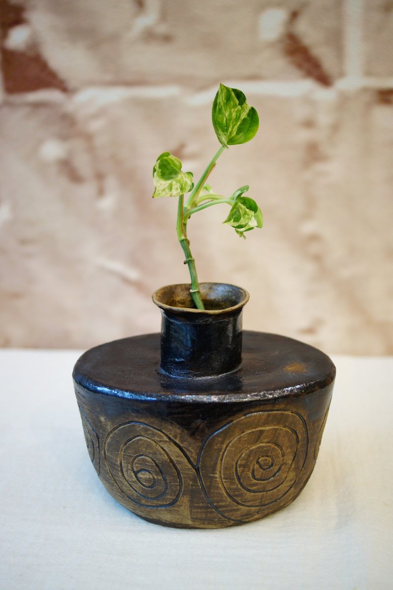 手捏陶 渦紋之心 窄口花器 花瓶 Ø4.5cm - 擺飾/家飾品 - 陶 咖啡色