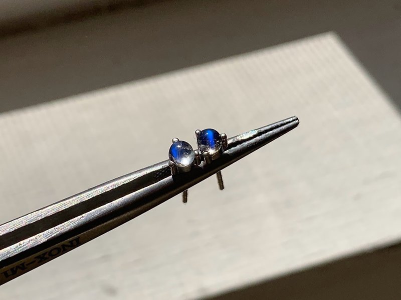 // 月光寶盒 // - 3 mm天然透亮級玻璃體月光石純銀耳飾 - 耳環/耳夾 - 半寶石 藍色