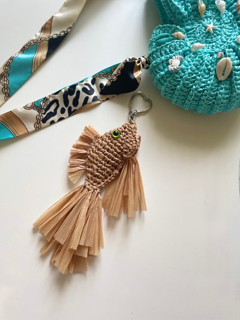 Raffia Fish Charm Handmade Bag Accessory  Summer Ocean-Inspired Keychain - 吊飾/掛飾 - 聚酯纖維 卡其色