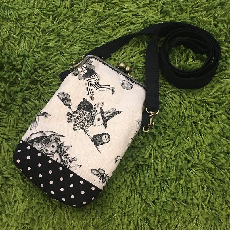 Fantasy Circus black and white circus tango phone backpack - กระเป๋าแมสเซนเจอร์ - ผ้าฝ้าย/ผ้าลินิน สีดำ