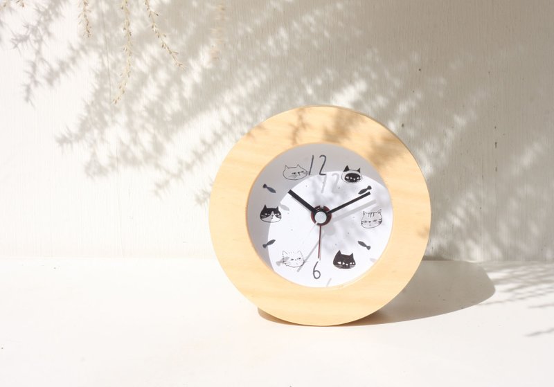 Cat & Fish Round wood Alarmclock - Clocks - Wood 