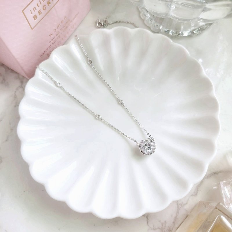 White crown. Crown shape prong set 8mm diamond 925 Silver short necklace - Necklaces - Sterling Silver Silver