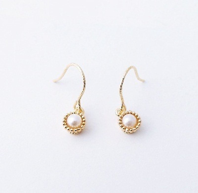 | Touch of moonlight | Cupcakes lace elegant small earrings - ต่างหู - เครื่องเพชรพลอย ขาว