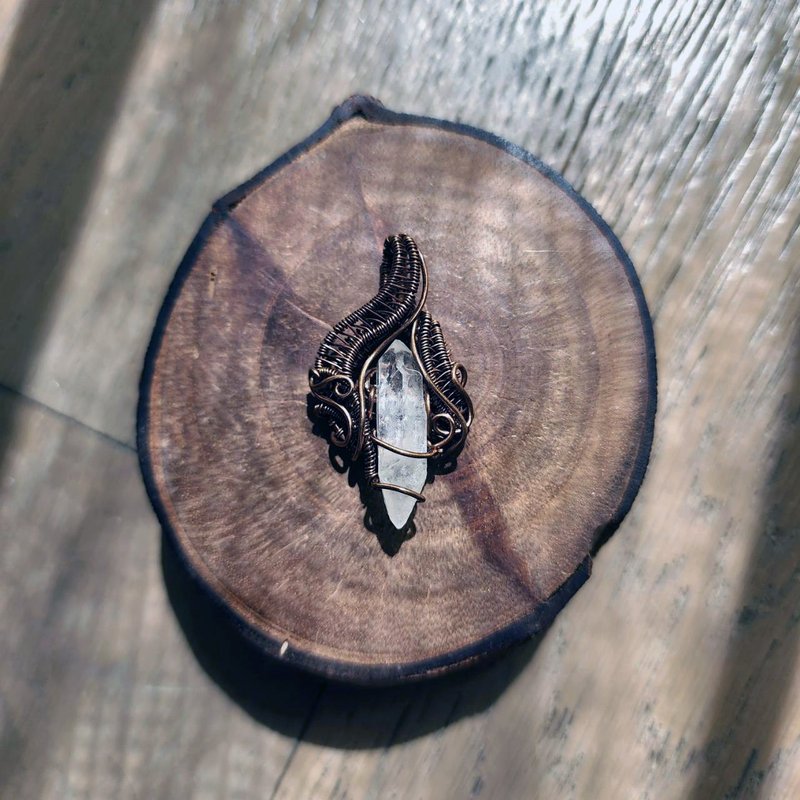 [Handmade by Qu Shuichen] White crystal metal wire braided pendant - Necklaces - Gemstone Transparent