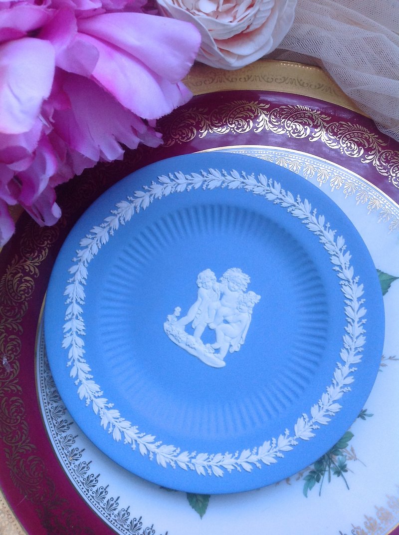 Anne Antiquarian British bone china Wedgwood jasper blue jasper embossed little angel totem inventory - Small Plates & Saucers - Porcelain Blue