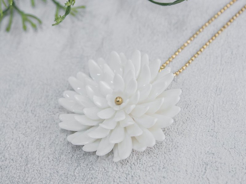 Mum ~ white porcelain flower pendant ~ size XL - สร้อยคอ - ดินเผา ขาว