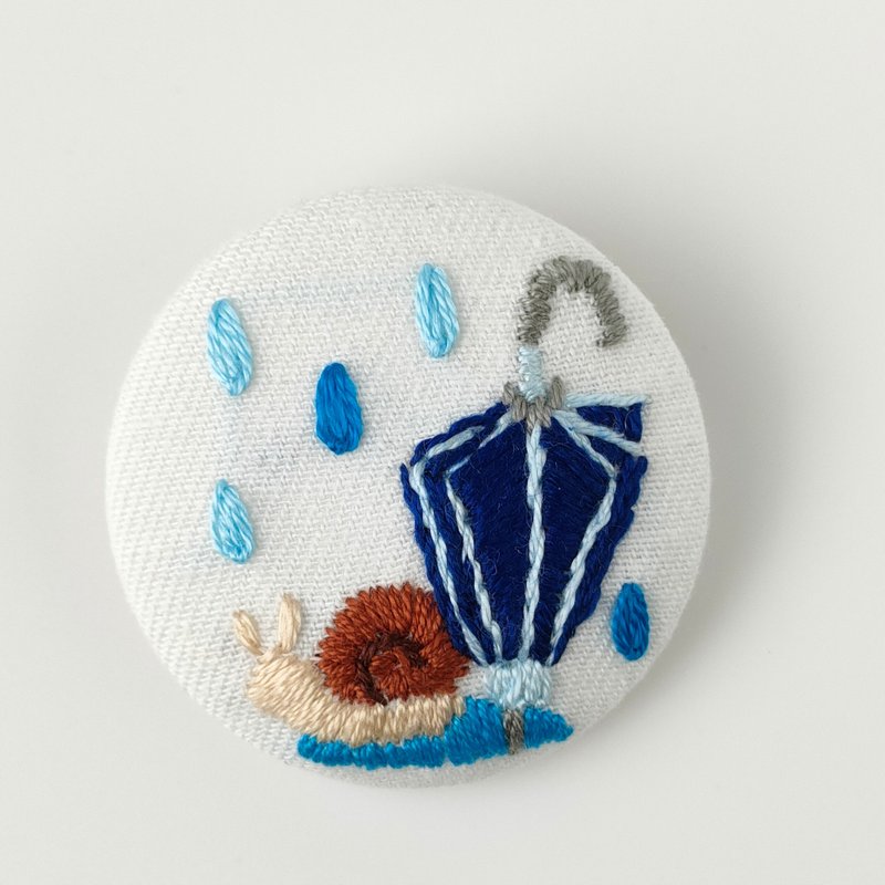雨と傘とカタツムリの刺繍ブローチ - 胸針 - 棉．麻 藍色