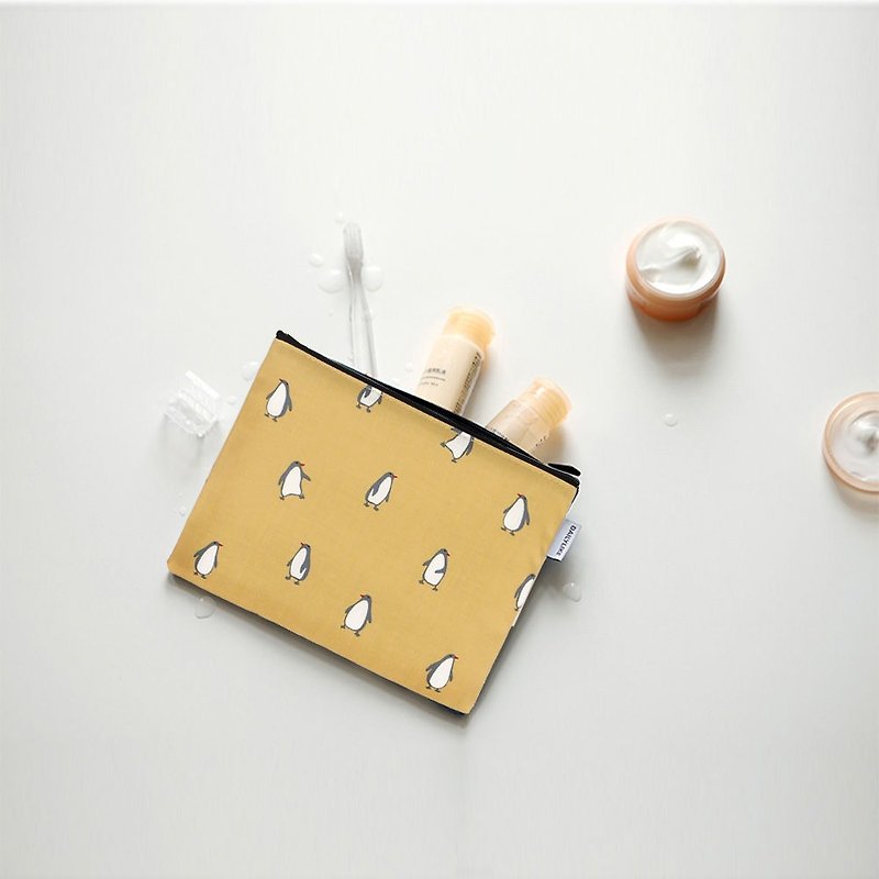 小日子防水布化妝包M-15 企鵝黃,E2D10355 - 化妝包/收納袋 - 棉．麻 黃色