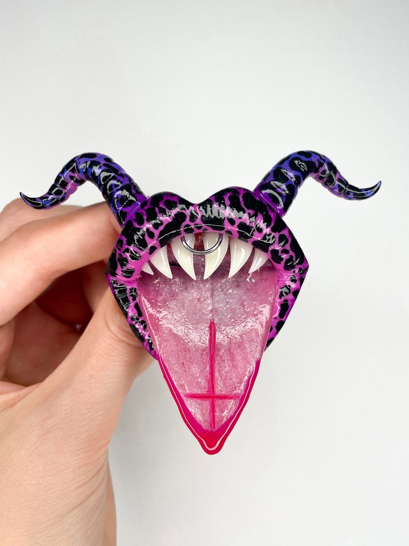 Brooch. Purple & black lips with horns. - เข็มกลัด - ดินเหนียว 