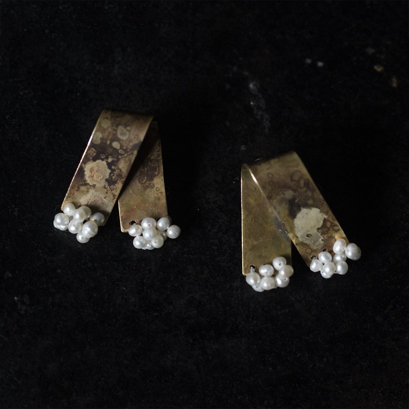 黃銅緞帶珍珠花耳環 - 可做夾式耳環 - 耳環/耳夾 - 其他材質 卡其色