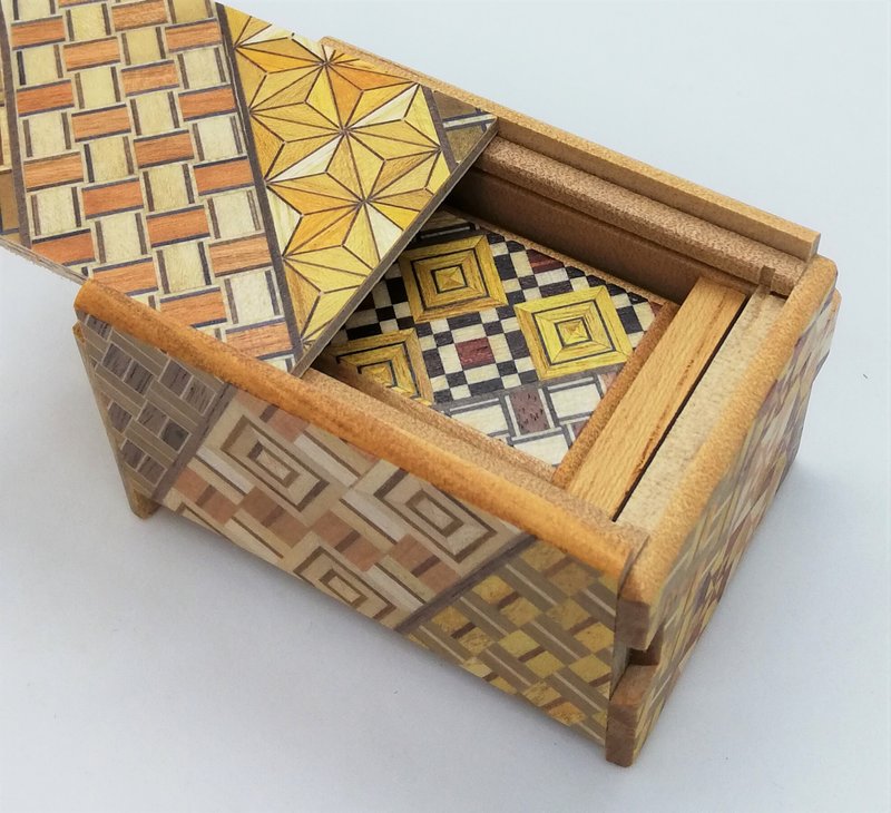 【在庫処分】箱根 寄木細工 ひみつ箱 箱付き 伝統工芸品 パズル PuzzleB 箱根 寄木細工 ひみつ箱 箱付き 伝統工芸品 パズル PuzzleBox