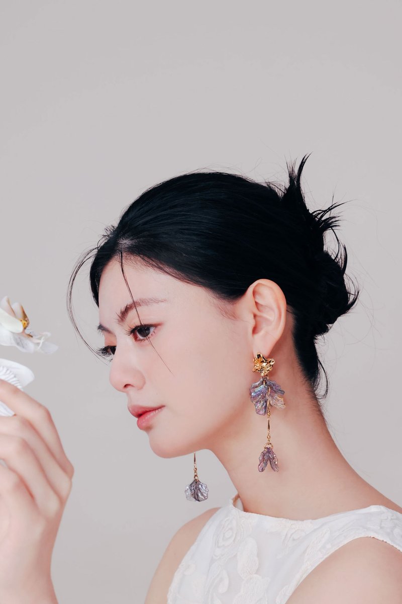 COR-DATE / 黑紫色花語 / 花瓣蔓延耳環 - 耳環/耳夾/耳骨夾 - 其他材質 