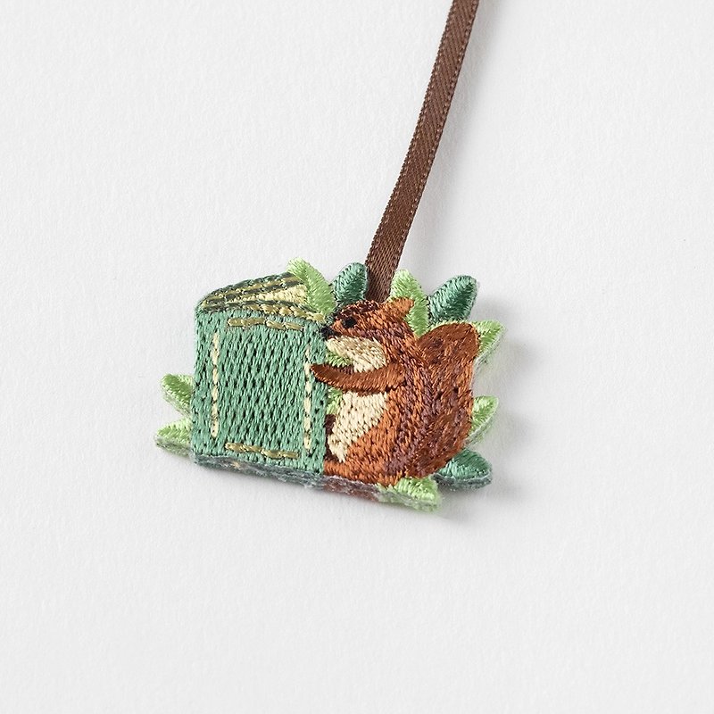 MIDORI embroidery bookmark clip squirrel - Bookmarks - Other Metals Green
