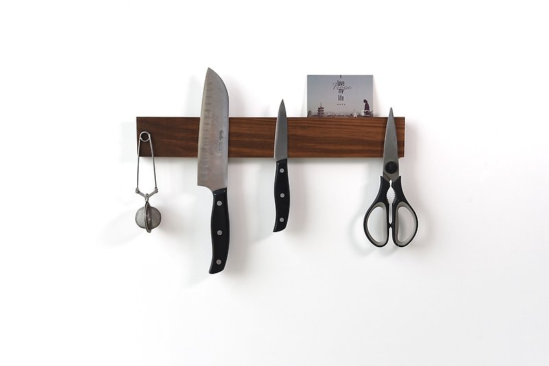 The minimalist wall-mounted magnetic knife holder highlights the beauty of knives. North American black walnut - มีด - ไม้ 