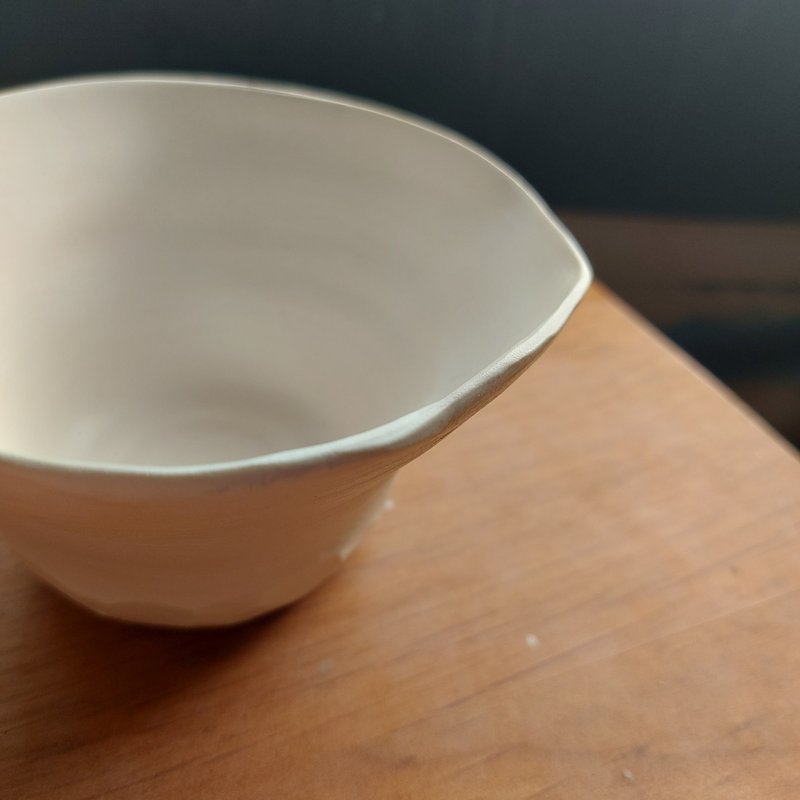 White bowl - Floral shape - ถ้วยชาม - ดินเผา ขาว