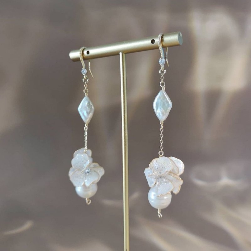 蒙特卡綺羅 | 耳夾耳鈎 | 手作婚禮樹脂水晶花飾品 - 耳環/耳夾/耳骨夾 - 其他材質 白色
