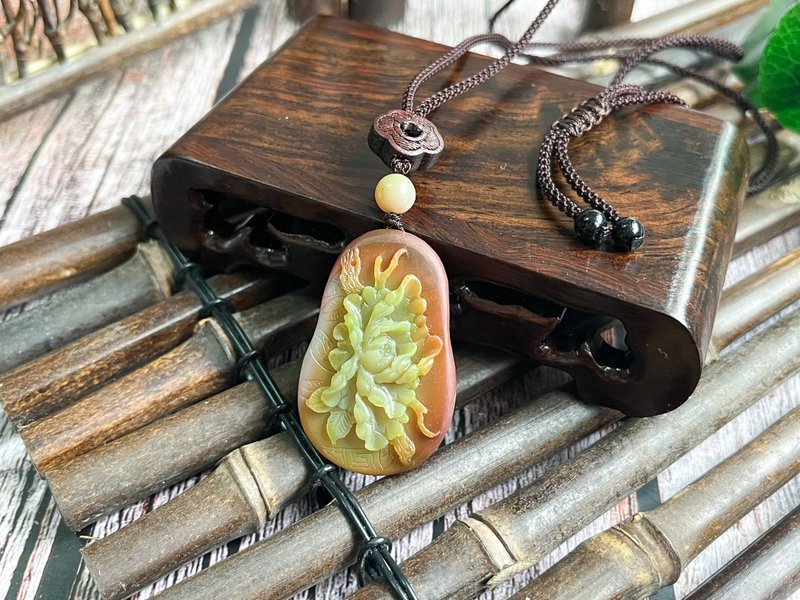 【一物一圖】天然雙色鹽源瑪瑙牡丹花手工雕刻吊墜 連手編項鍊繩 - 項鍊 - 水晶 多色