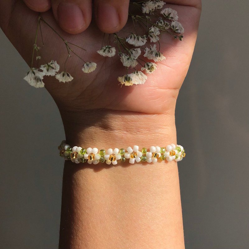 Daisy beaded bracelet, Flower beaded bracelet, White floral bracelet, Gift - Bracelets - Glass White
