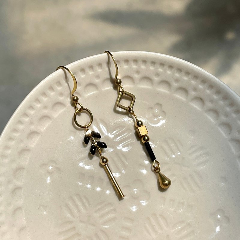 Laolin Groceries | Asymmetric Leaf Hook Earrings (Pin/ Clip) - ต่างหู - ทองแดงทองเหลือง สีทอง