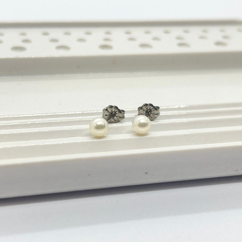 Single pearl earrings, 5-5.5mm baby pearls, stainless steel / titanium Japan - Earrings & Clip-ons - Pearl Silver