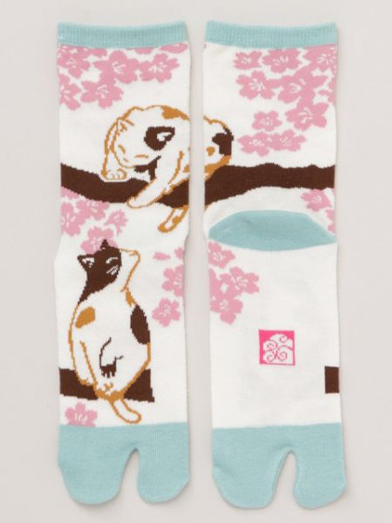 預購中 櫻花木下的貓兩指襪足袋 7JKP8127 - 襪子 - 其他材質 