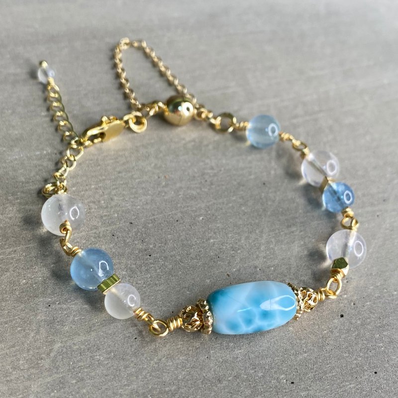 Long cylindrical shape sea Stone aquamarine moonstone bracelet soothes anxiety, softens temperament and communication ability - สร้อยข้อมือ - คริสตัล สีน้ำเงิน