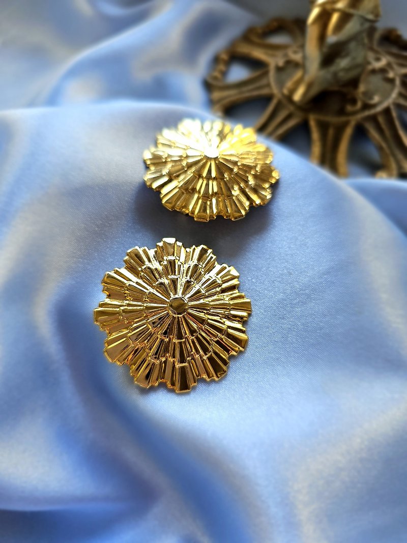 Large golden gradient light modern clip-on earrings/vintage American Western antique jewelry - Earrings & Clip-ons - Other Metals 