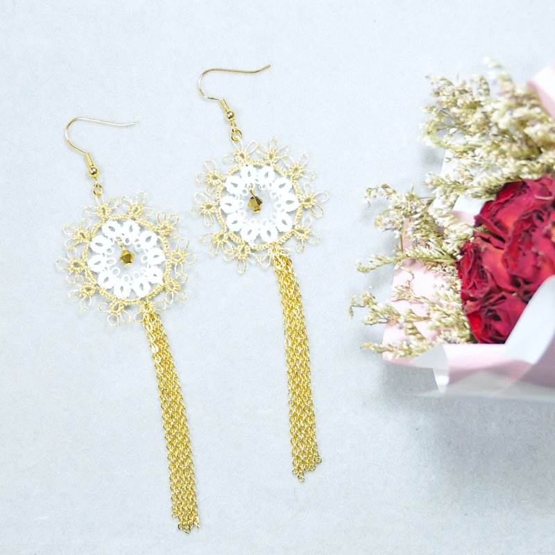 【Made To Order】Tatting Lace Snowflake Earrings – Golden & Pearl White - ต่างหู - งานปัก สีทอง