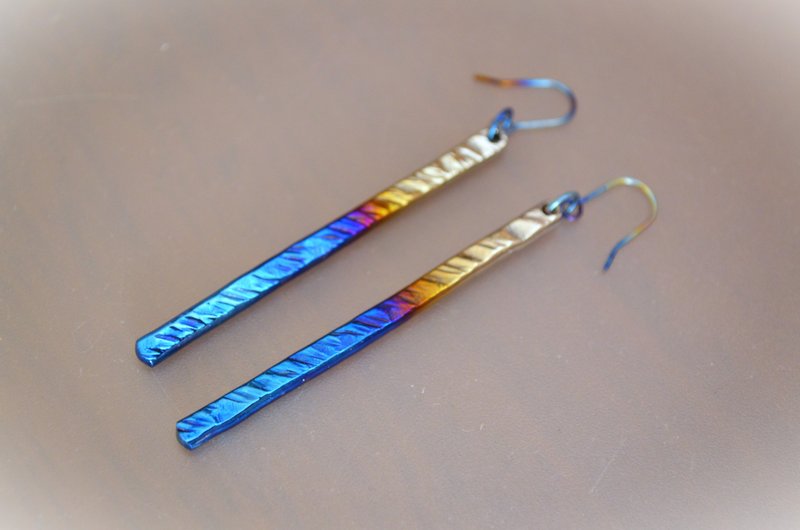 Titanium　pierced earrings・チタン製ピアス・グラデーション鎚目４９mm - 耳環/耳夾/耳骨夾 - 其他金屬 藍色