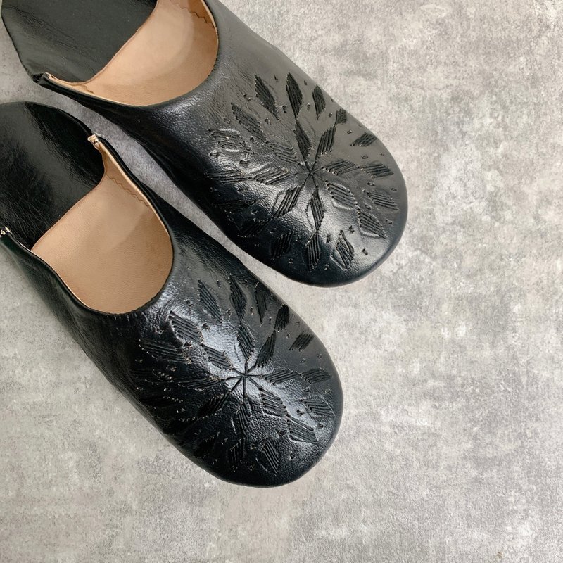 Moroccan babouche indoor slippers minimalist tile embroidery black - รองเท้าแตะในบ้าน - หนังแท้ สีดำ