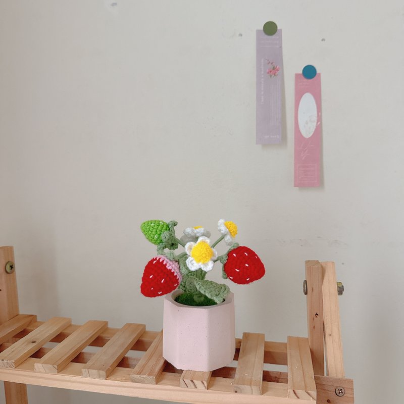 Strawberry crochet potted plant diffuses fragrance potted plant diffuses fragrance Stone small potted woven flower crochet flower healing potted plant - ตกแต่งต้นไม้ - ผ้าฝ้าย/ผ้าลินิน 