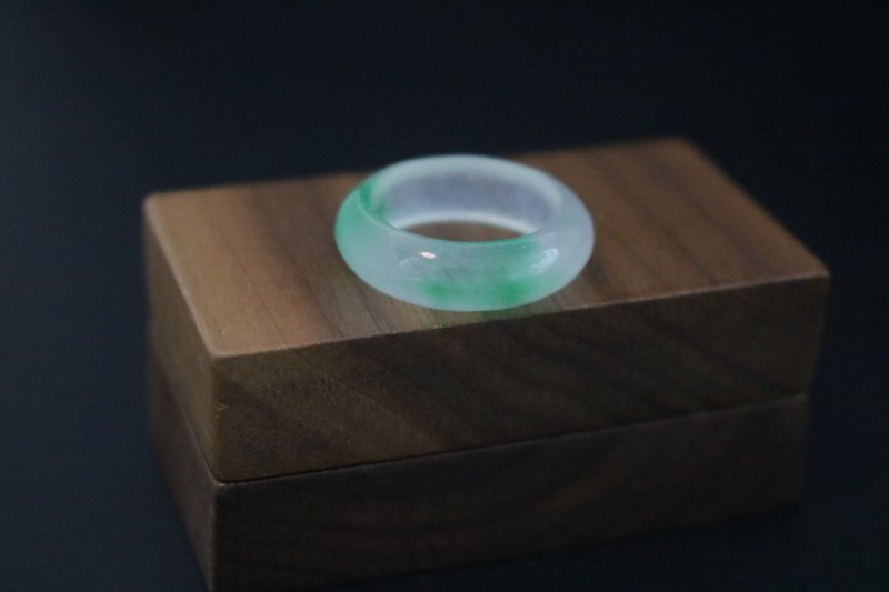 玉石冰種飄花戒指翠綠色玉戒指環搭配胡桃木戒指盒可刻字 - 戒指 - 玉石 綠色