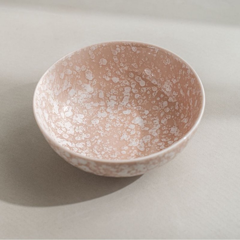 粉雪丸鉢（14.5cm）／ゴールド窯／デザートボウル - 茶碗・ボウル - 磁器 ピンク